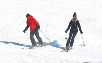 Jason+and+Rosie+hit+the+slopes+aBYee1IAdUAl